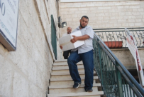 لجنة الزكاة في مدينة الرملة توزع الطرود الغذائية على مستحقيها